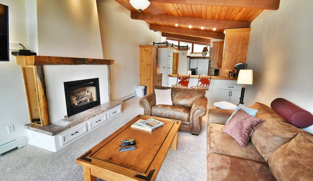 On Lake. Walk to Amphitheater, Marina, Parks, Coffee. Near Shops, Restaurants