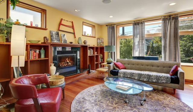 Open Floor Plan Home In Quiet Family Neighborhood in Phinney Ridge