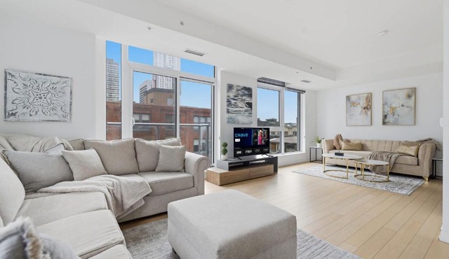 Panoramic CN Tower Views Luxe 2BR 2BA w Parking in Toronto