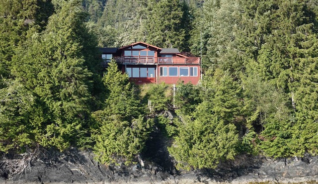 Paradise cove - A Mid-Century Modern Waterfront Retreat