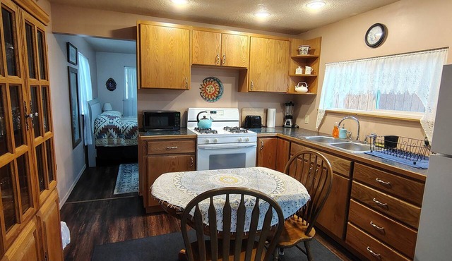 Peaceful 1-bedroom cottage with AC in charming Colville