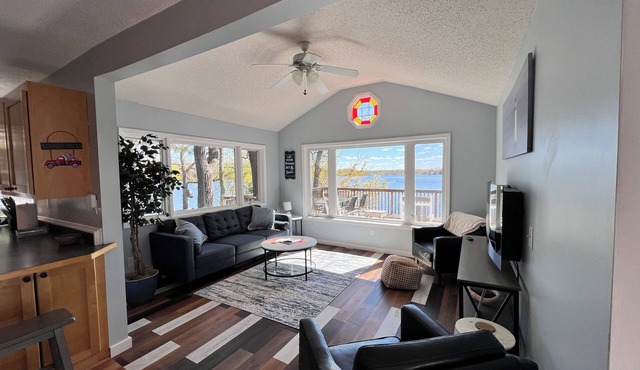Peaceful 3-bedroom lake house on quiet cul-de-sac