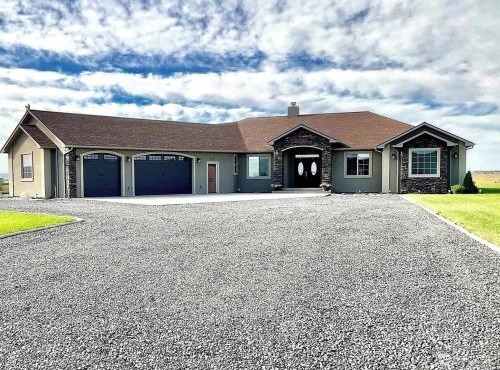 Peaceful 4 bedroom house near lake access