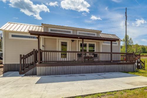 Peaceful Deck & Pool Access! Blue Ridge Tiny Home