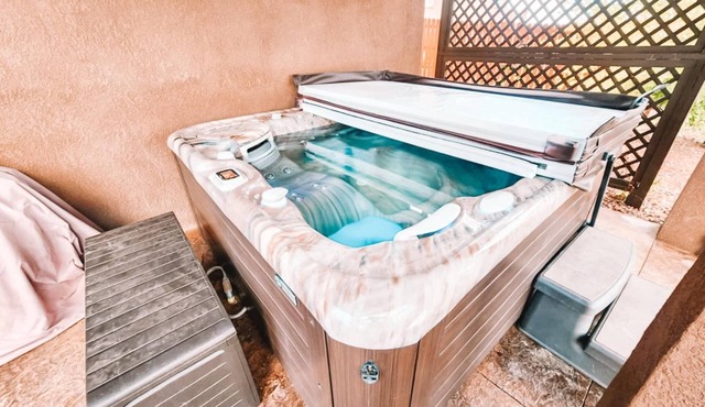 Peaceful Falcon Hot Tub Pet Friendly 3 King Beds