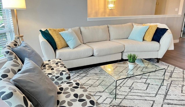 Peaceful Large Modern Home 3 BRD 2 Bath + Kitchen
