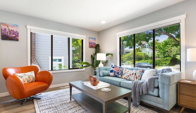 Perch - The Farmhouse: Walk to Lake Union! 3BR/3BA with Parking