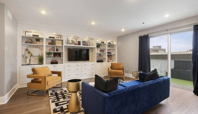 ⛳️ PERFECT PENTHOUSE! Downtown, Secluded Terrace PUTT-PUTT, PING PONG, OUTDOOR CHESS+CHECKERS!