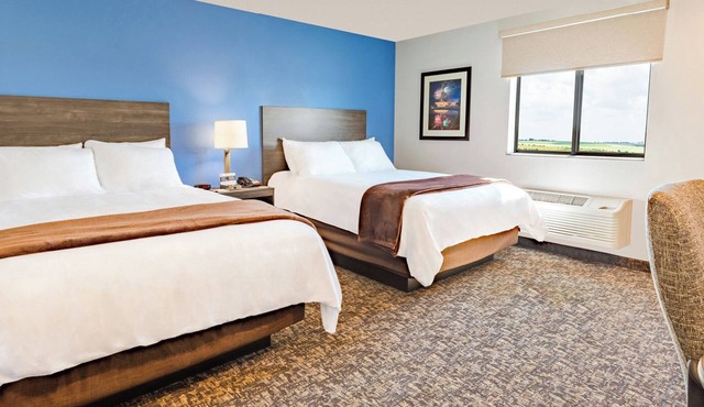 Pet-Friendly 4 Suite w/Full Kitchen & Mountain Views – Great for Long Trips!