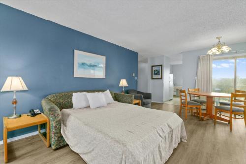 Pet-Friendly Family Fireplace and Kitchen Suite for 8 - Pool and Hot Tub