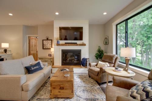 Pet Friendly Lakefront Home: Dock, Kayaks & More!