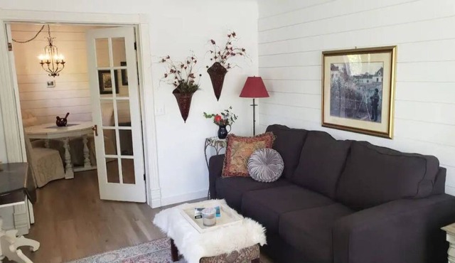 Pink House Cottage with Private Entrance!