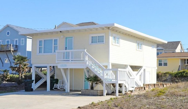 Playin Hooky - Charming 3 Br/2 Ba Cottage! Linens included for weekly stays!