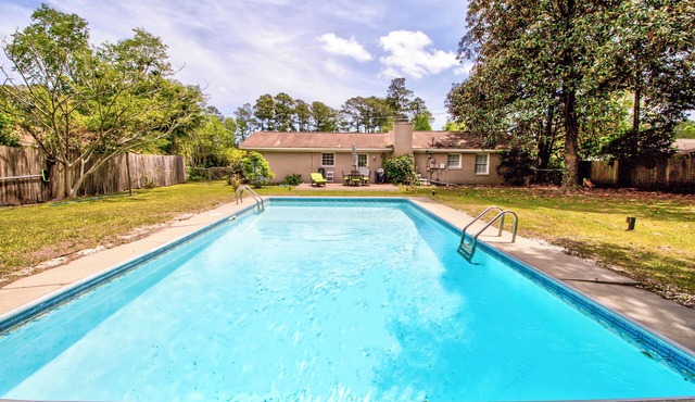 Pools Paradise: 4 BR, 2 BA House in Wilmington, Sleeps 8