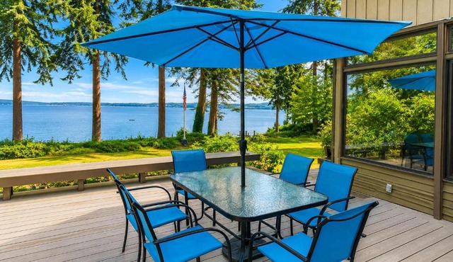 Poulsbo Waterfront Lodge with Game Room Library