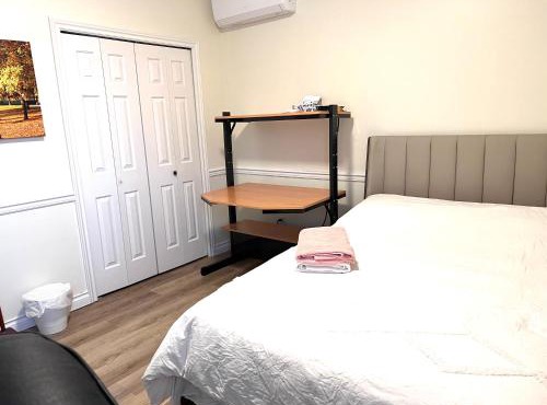 Private 2BR, 1BA with shared Kitchen in a House, Free Parking, 15 Min YVR