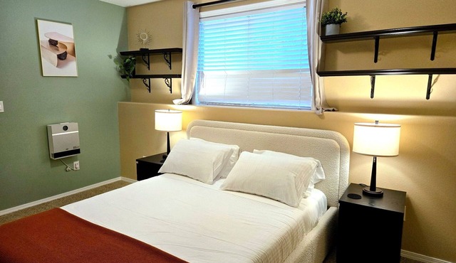 Private 2BR Guest Suite w/Kitchenette, Laundry, Parking & 400Mbps Wi-Fi