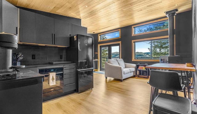 Private Alpine Cabin · Disc Golf Course · Wood Fireplace · Dog-Friendly