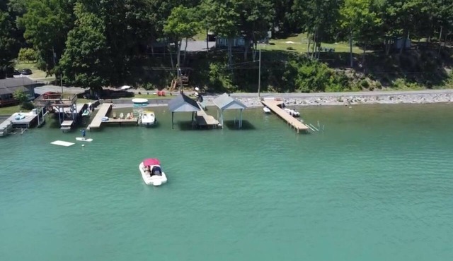 Private Cayuga Lakefront Escape/Gameroom/300ft Private Beach/Kayaks and more! in Ovid
