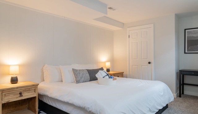 Private, Dog-friendly Suite w/Hot Tub near Downtown COS