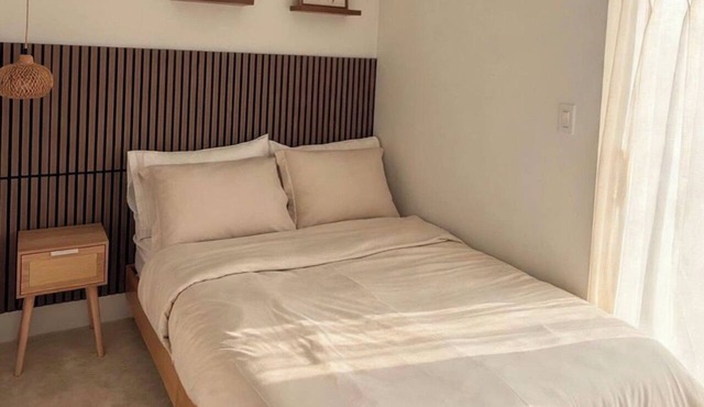 Private Entry, Deck, Full Bath, Kitchenette & Reserved Parking in Seattle