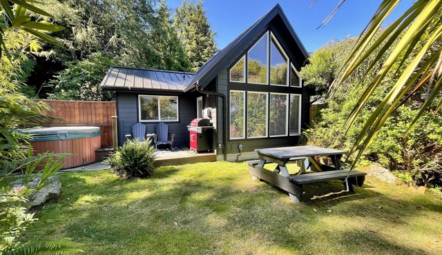 Private Oceanfront Cabin and Hot Tub! - GWW