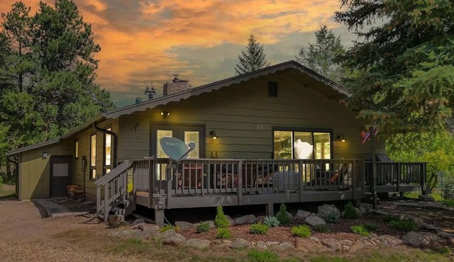 Private riverfront cabin with stunning mountain views 10 min from downtown Estes