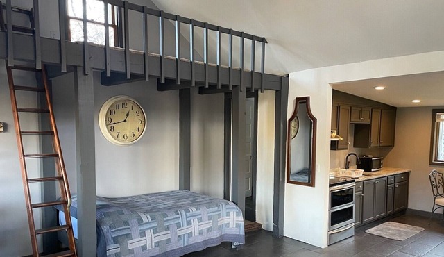 Private studio cottage, completely redone in Philipstown