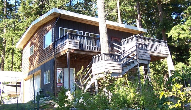 Private waterfront cottage on Malaspina Strait