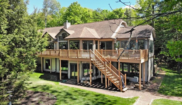 Private waterfront lake, sand beach, bar that seats 12, game room, in Three Lakes