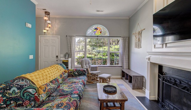 Private Wooded Retreat - Outdoor Soaking Tub & Shower - Pets - 10 Min to Beach