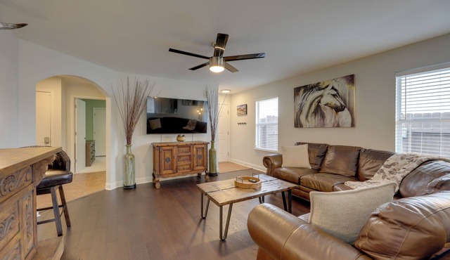 Private Yard & Deck! Group-Friendly Haven in Manor