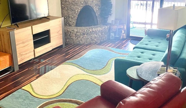 PROMO 5% WEEKLY AND 10% MONTHLY Fun 2 bedroon/2 bath condo steps from the slopes