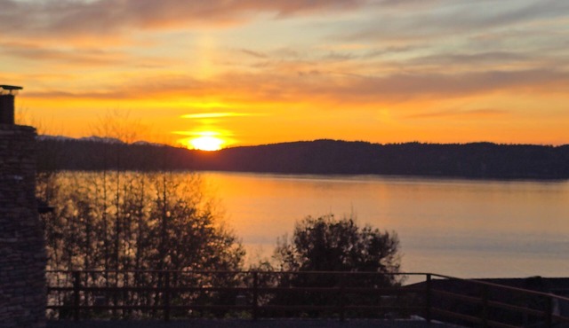 Puget Sound Waterfront Retreat Ferry & Sunset Views
