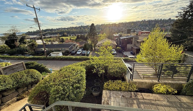 Queen Anne Hillside 3BR with AC and stunning sunny views.
