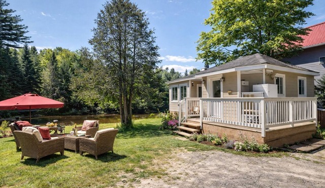 Quiet Riverfront Retreat – Cozy Chalet in Val-Morin
