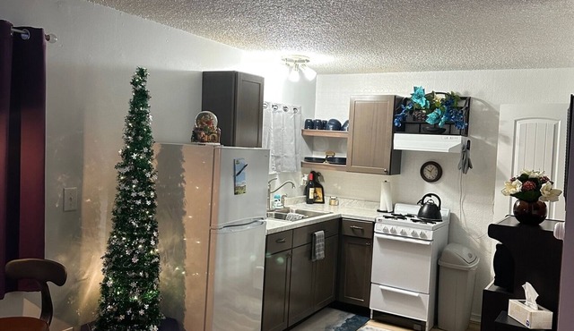 Quiet, safe neighborhood. Minutes to airport/downtown. Military discounts.