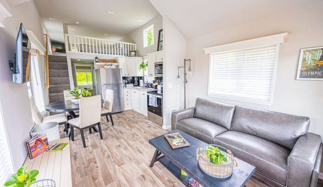 Rainforest Tiny Home Retreat: Farmhouse