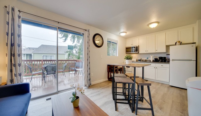 Rainier Upper Suite Near Restaurants & Light Rail