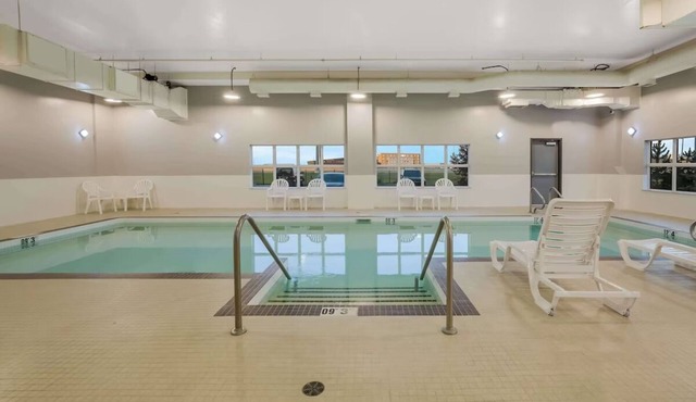 Relax in Style: 4 Spacious Rooms, Indoor Swimming Pool and Free Shuttle in Calgary