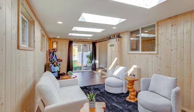Relax in University Place - Sleeps 5 - Game Room