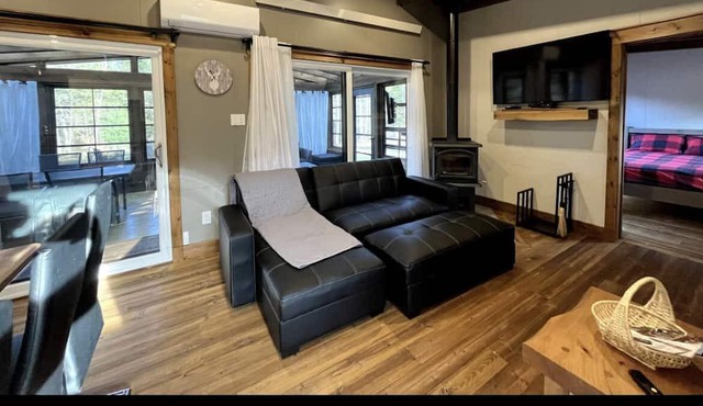 Relaxing waterfront with hot tub and game room in Bowman
