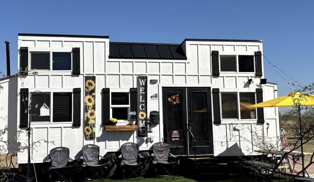 Remote Modern Tiny House with Deck, BBQ and Mountain Views in Arizona in Maricopa