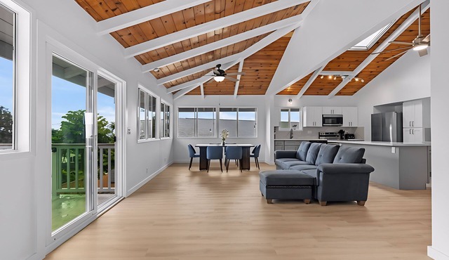 Renovated 3BR w/AC, Vaulted Ceilings & Lanai Ocean View Near Airport