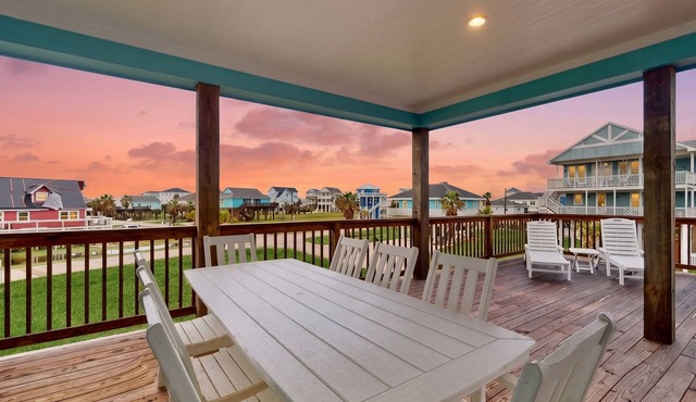 Retreat | Gulf Views | Large Deck | Group Ready