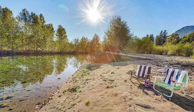River Retreat w/hot tub, beach & arcade/game room