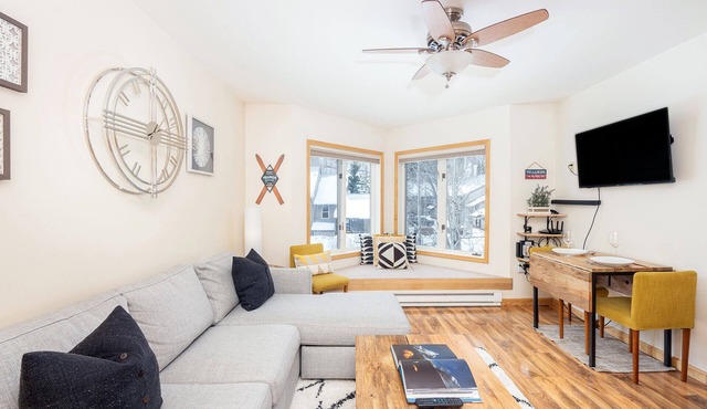 River view condo w/hot tub + pool