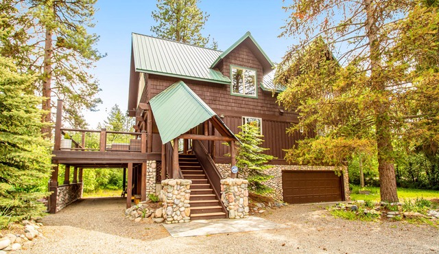 Riverfront cabin & apartment with deck, woodstove, fireplaces, & quiet location