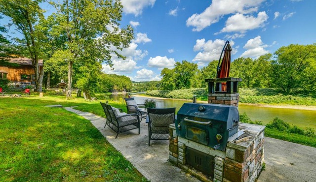 Riverfront Hallstead Cabin: Kayaks & Fire Pit! in Susquehanna