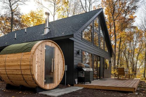 Riverside Retreat: Unwind in a Cabin with Private Steam Sauna on the Pine River